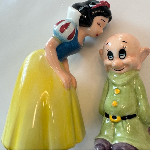 Disney Snow White Dopey First Kiss Seven Dwarfs Salt And Pepper Shakers Ceramic - Picture 2 of 10